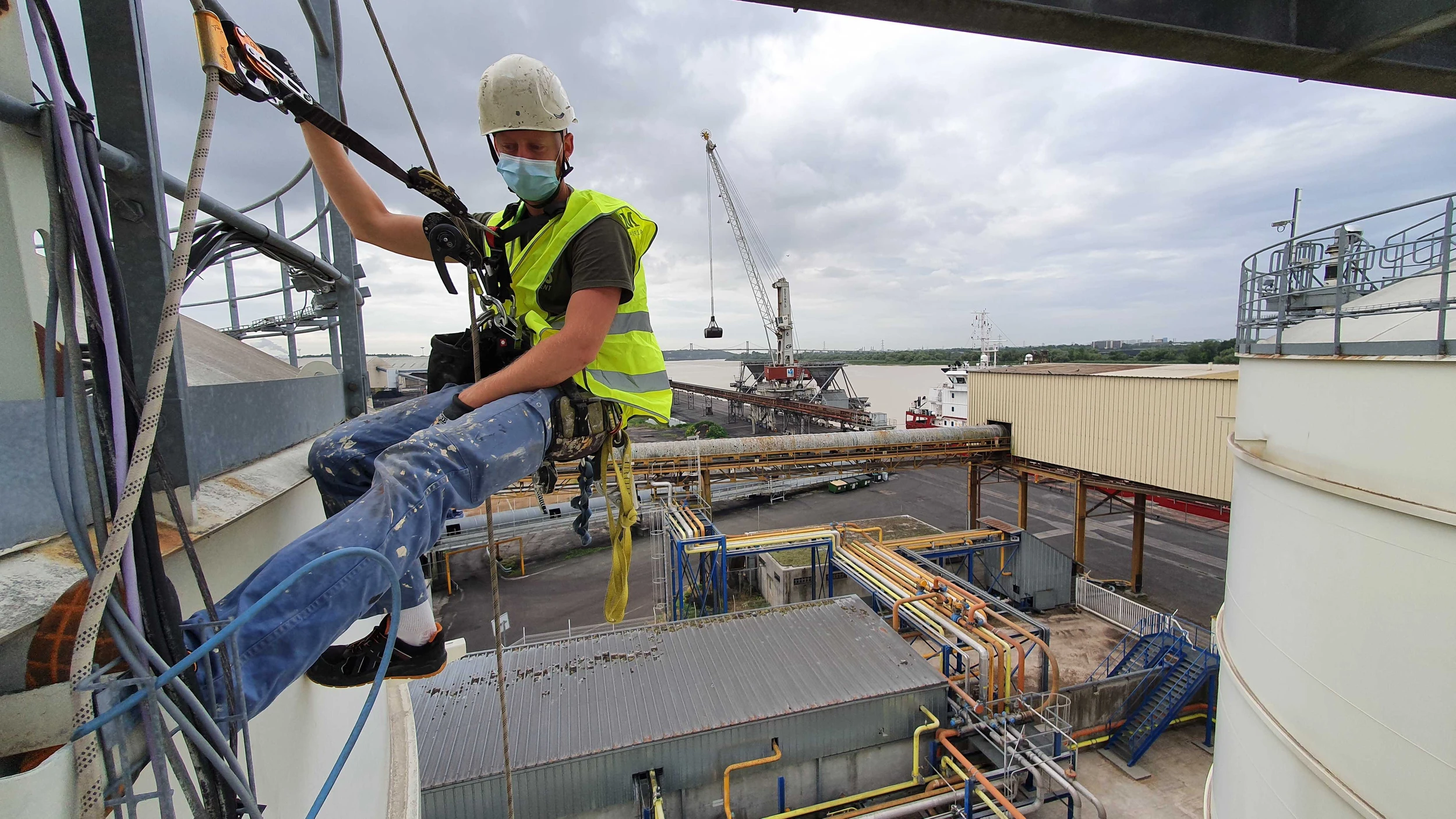 Intervention de cordistes MS Access pour des câbles sur les cuves chez AXIANS PESSAC à Pessac (industrie) – 2